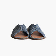 Charger l&#39;image dans la galerie, Handcrafted Moroccan Rafia Slide Sandals for Women
